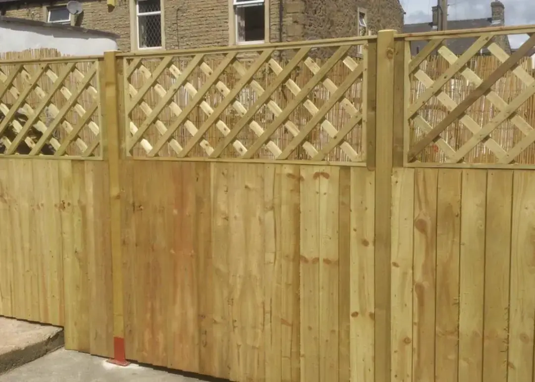 Lattice-top timber fencing panels